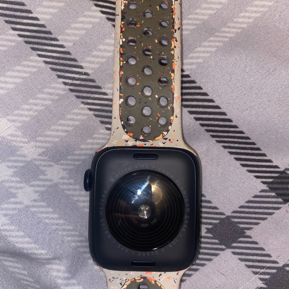 44mm Apple SE watch